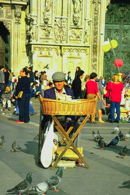 Мужчина с корзиной и голуби