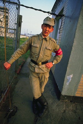 Мужчина в военной форме с красной лентой на руке