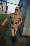 Мужчина в военной форме с красной лентой на руке