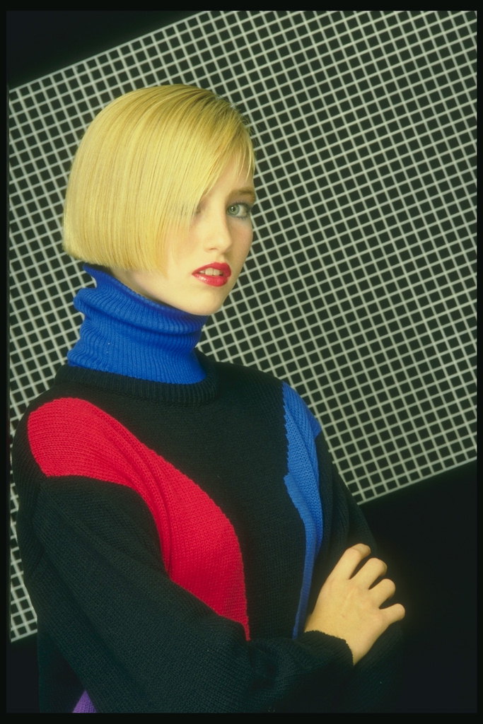 Стильная блондинка в красивом вязанном свитере