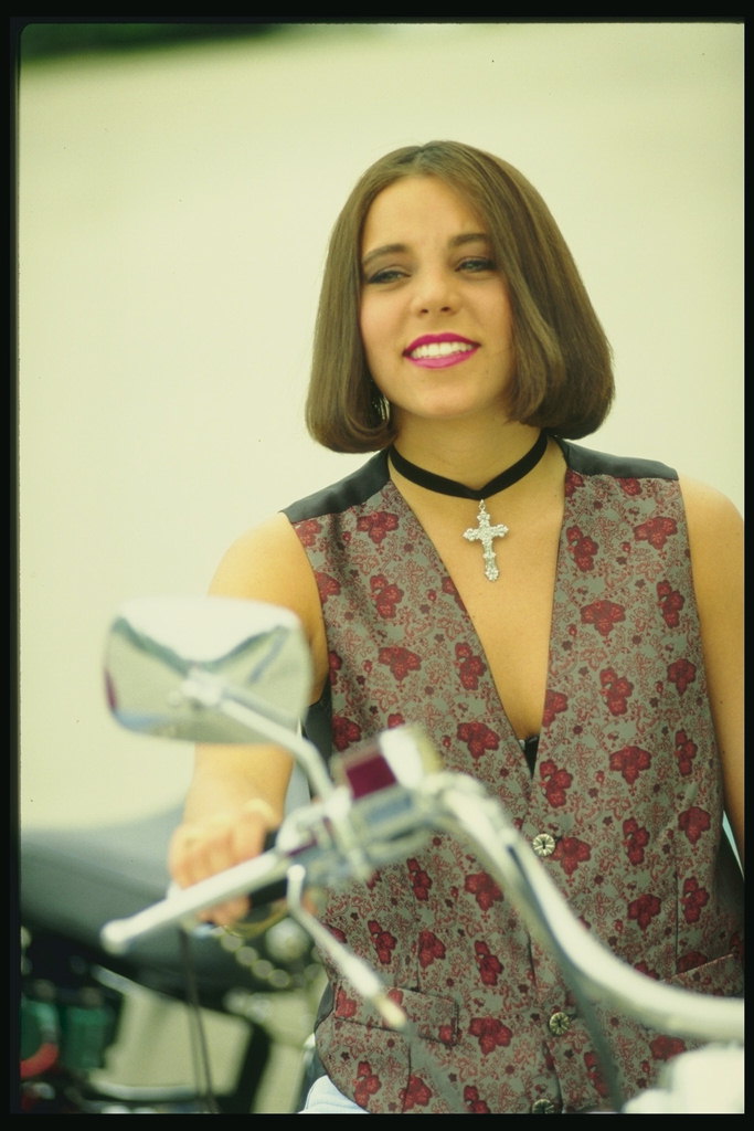 Веселая девушка на мотоцикле