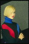 Стильная блондинка в красивом вязанном свитере