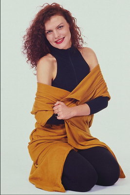 Женщина с шарфом горчичного цвета