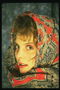 Девушка в красном платке с коричневым рисунком