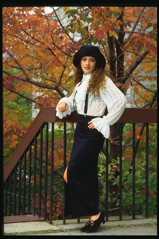 Девушка в юбке с подтяжками и черной шляпке