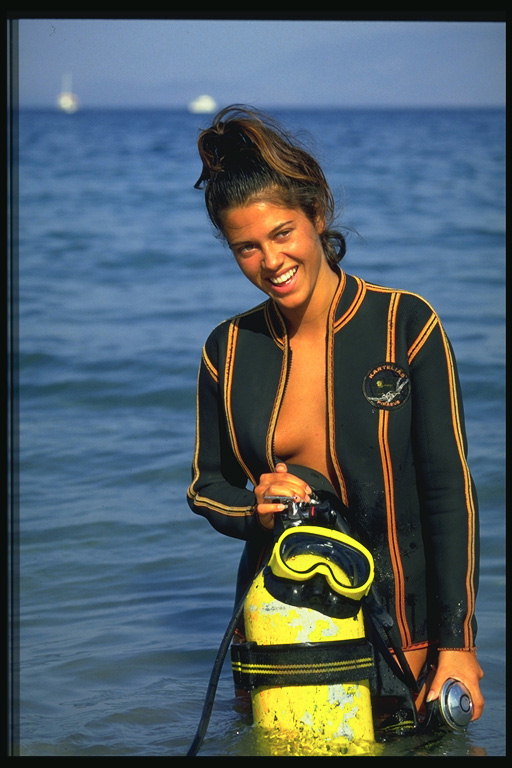 Девушка в костюме аквалангиста