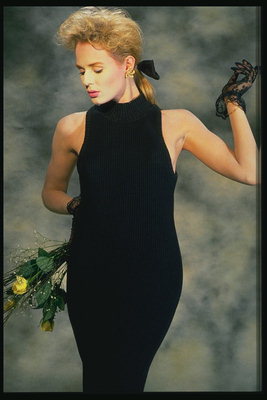 Женщина в черном платье с воротником, перчатки в сеточку, букет желтых роз