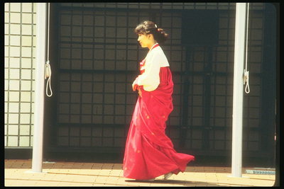 Кимоно в красно-белом цвете
