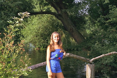 Девушка в синем костюме у реки
