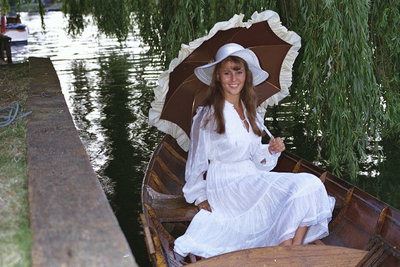 Девушка в белом под зонтом в лодке