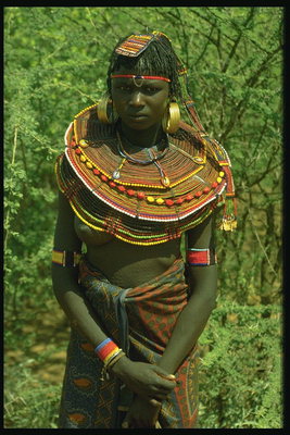 Девушка в костюме своего племени