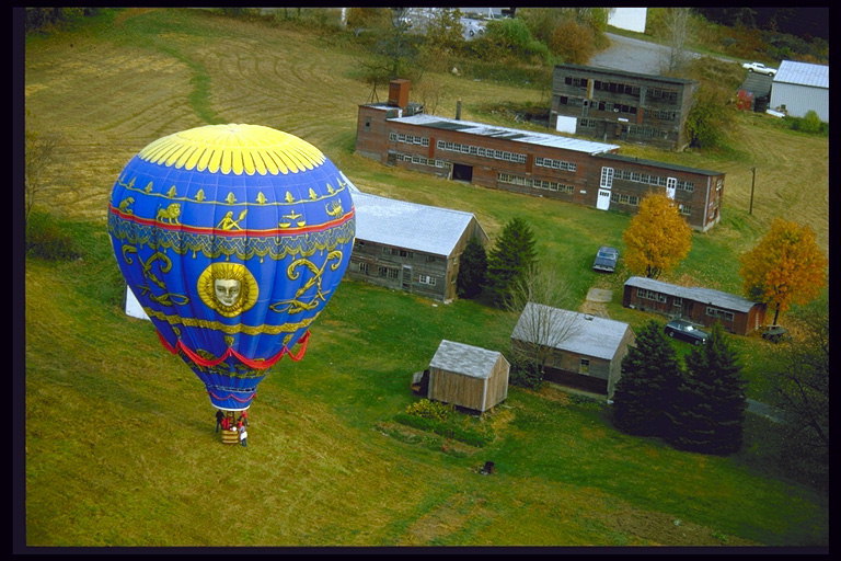 Ballon über den Dächern der Häuser