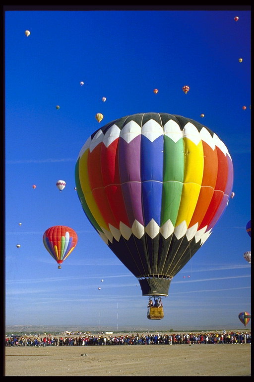 http://pix.com.ua/db/technic_and_sport/aviation/hot_air_balloons/b-329031.jpg