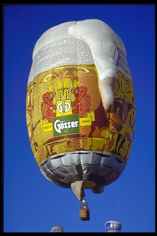 बियर के मग में गुब्बारा