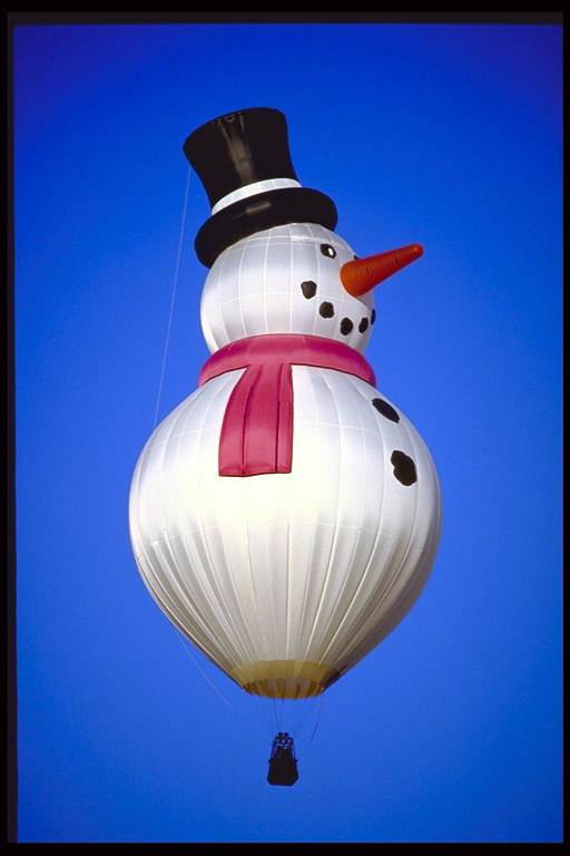 Balónik v podobe snehuliaka v čiernom klobúku