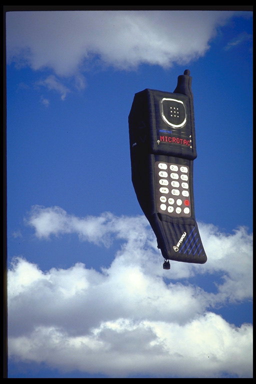 Повітряна куля у вигляді стільникового телефону