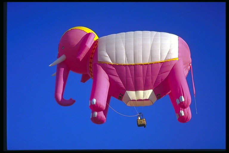 हवा में गुलाबी हाथी
