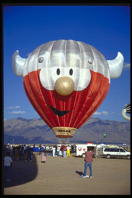 Симпатичный воздушный шар с рожками и круглым носом