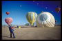 Człowiek i balon na ziemi