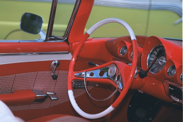 Сиденье водителя в салоне автомобиля красного цвета во всей красоте
