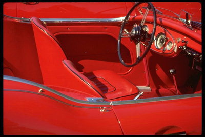 Спортивный,красный,удобный,с мягким сиденьем кабриолет - подходящая машина для деловых женщин