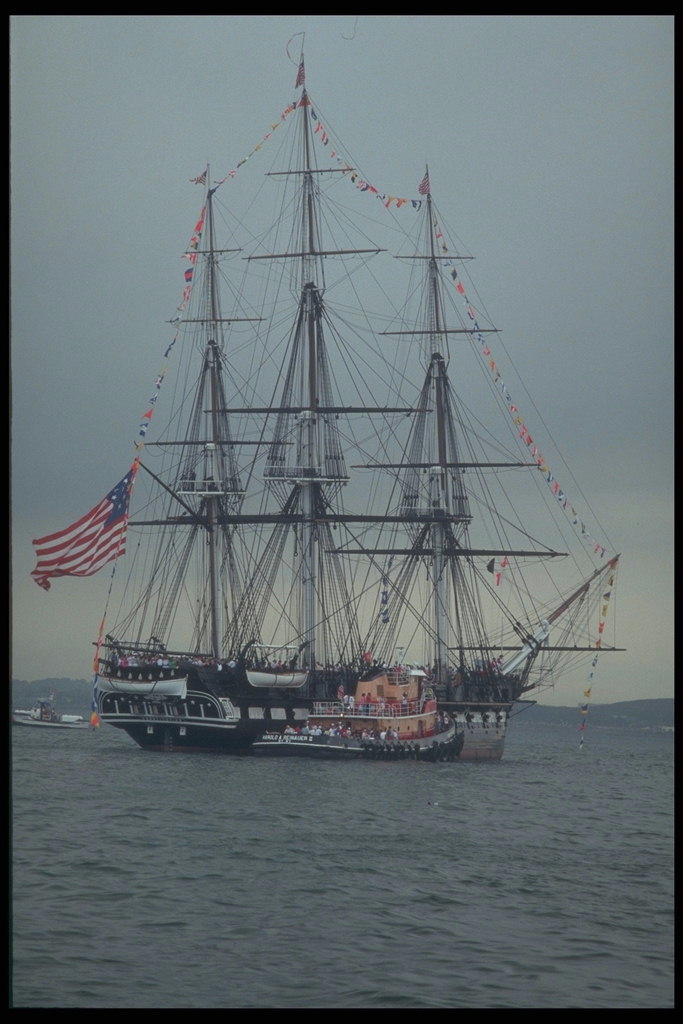 Americký tri-masted lode na otvorenom mori