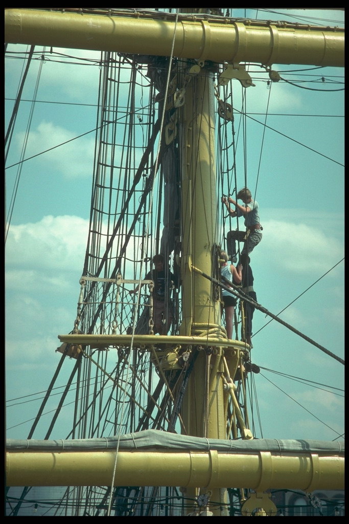Upevnenie plachty na lodi zaoberajúca sa profesionálne námorníkmi s rozsiahlymi skúsenosťami