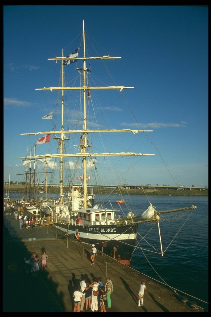 Ett fartyg i hamn under den kanadensiska flaggan samlas turister på kryssning