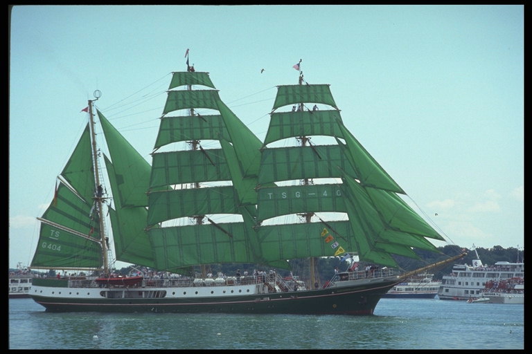 Необычные зелёные паруса ярко выделяют корабль на фоне других