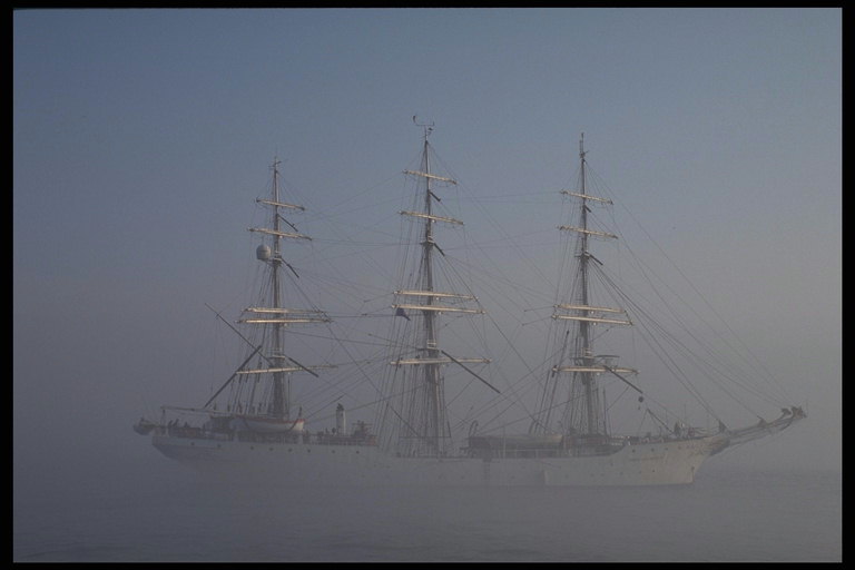 Туманная погода в открытом море. Контуры корпуса и мачт корабля имеют чёткое изображение