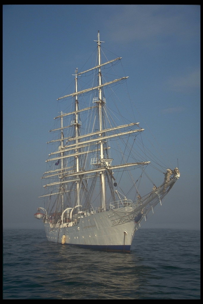 Новенький корабль во время средиземноморский круиза для зажиточных граждан 