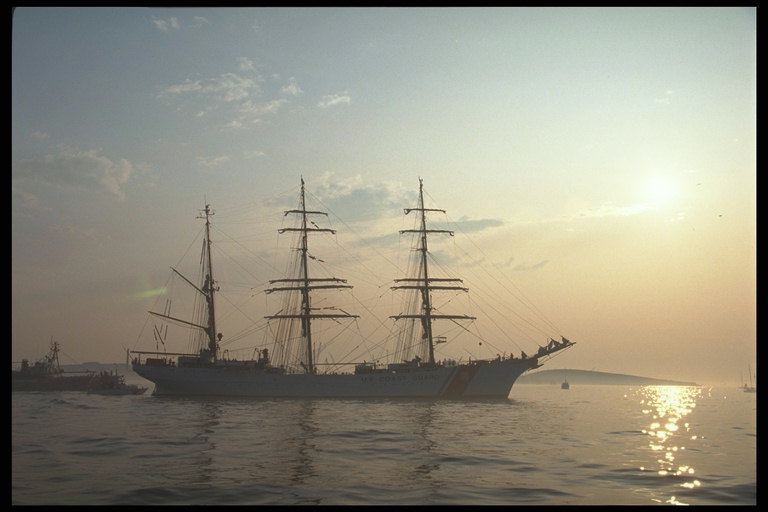 Прекрасная картина вечернего заката у моря и проплывающего корабля