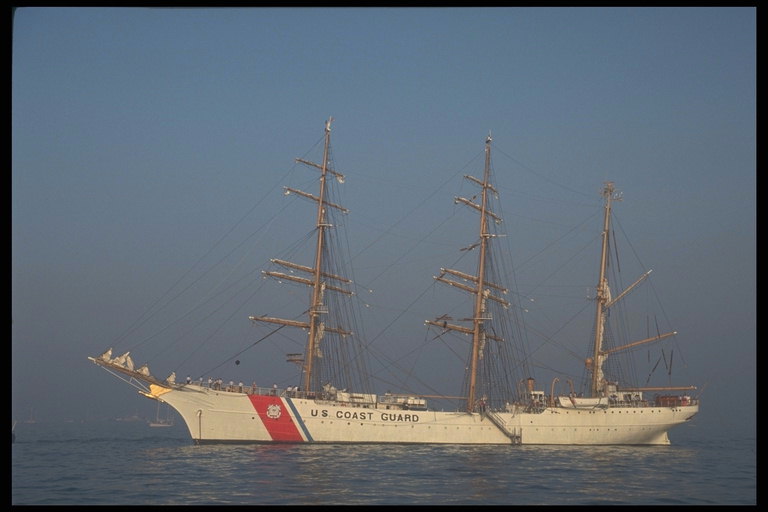 Illegal immigrants are in trouble in the protected U.S. Coast Guard