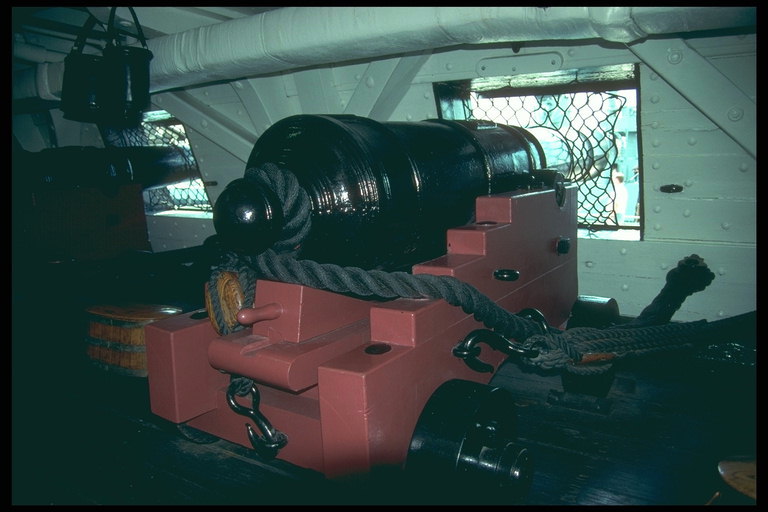 Veliki topovi na ratni brod čuvanje zemlje vode