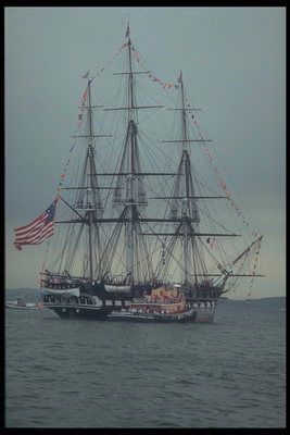 American nave a tre alberi in alto mare