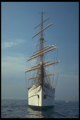 เรือกับ masts สูงและ sails furled ในความสงบ