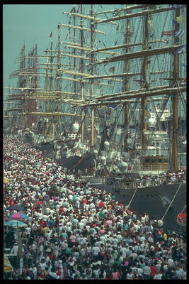 Фотография массового столпотворения людей в порту во время праздника корабля
