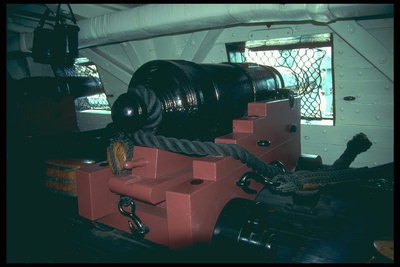 Den stora kanoner på ett krigsskepp som bevakar landets vatten