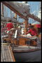 Živahno delo na krovu ladje turističnih v polnem zamahu od jutra do večera