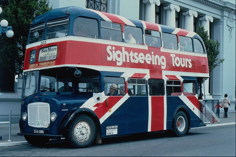 Dwupiętrowy autobus turystyczny, malowane w kolorach brytyjskiej flagi.