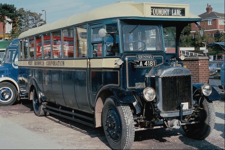Типичный старинный английский автобус на типичных чистых английских улицах