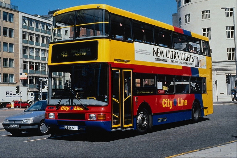 Moderne stedelijke comfortabele bus voor het vervoer van passagiers