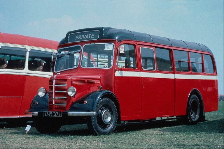 รถบัสสีแดงส่วนตัวทุนเริ่มต้นในธุรกิจการขนส่ง