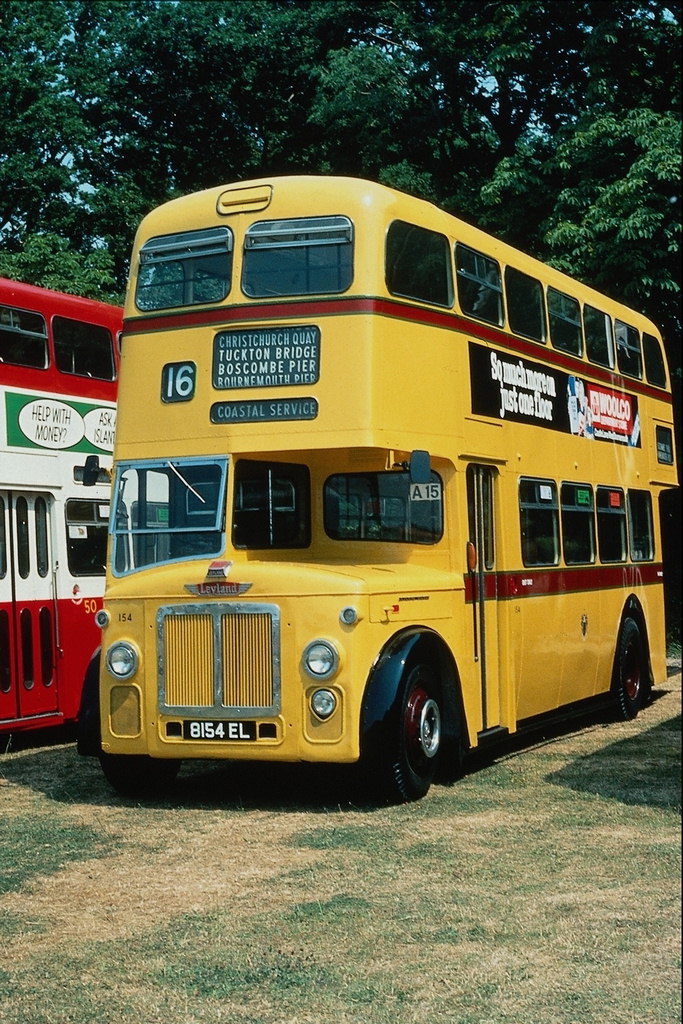 Sebuah bus double-decker kuning menawarkan perjalanan sepanjang pantai laut