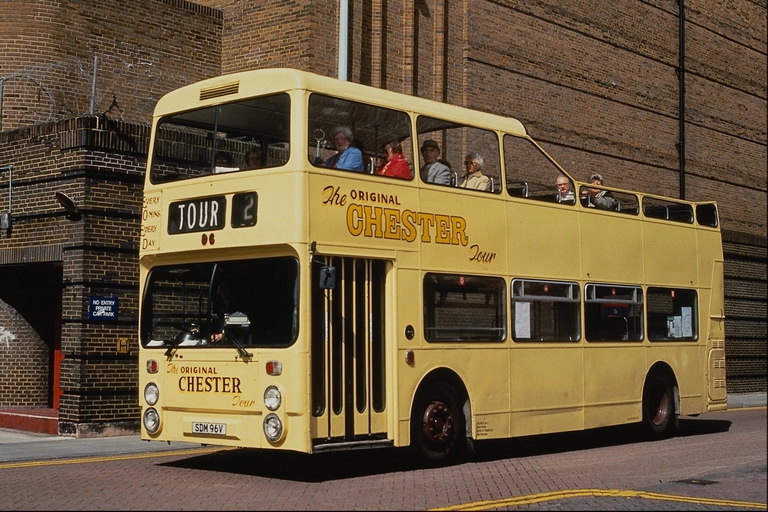 观光巴士以开放的首位游客游览