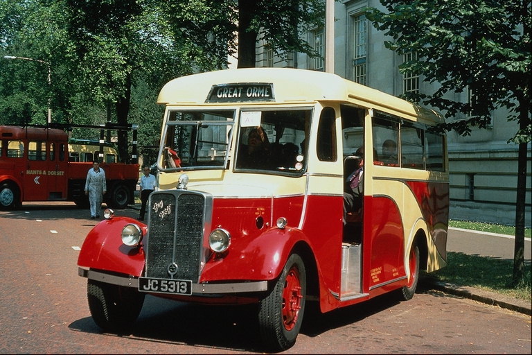 De kleine oude bus is een aantrekkelijk deel van een stad