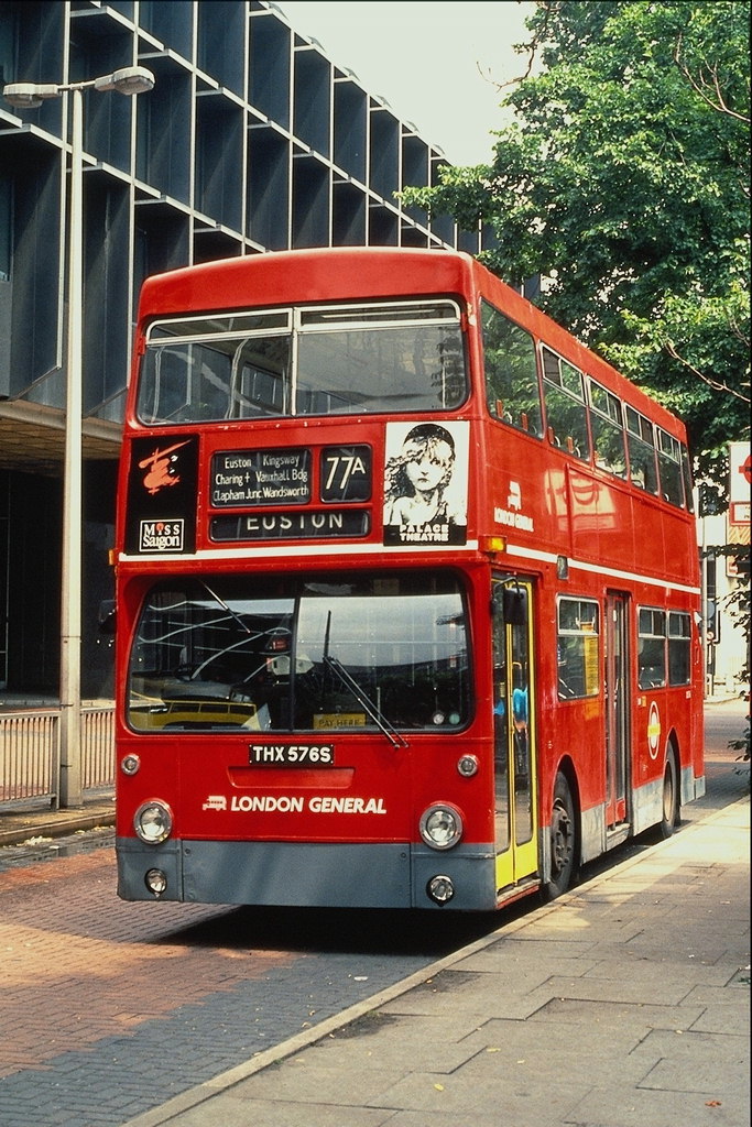Yaz. Çift katlı otobüs - Londra yollarında ayrılmaz bir parçasıdır