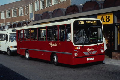 Междугородний ярко-красный автобус для пассажирских перевозок
