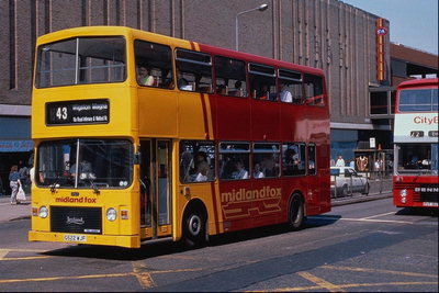 Un autobuz galben cu etaj de la oprire. Staţie de autobuz centru de activitate de afaceri în oraş