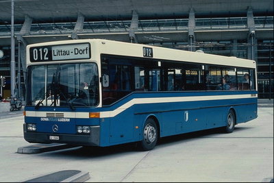Tysk buss til transport av mennesker i de fjellrike områdene av Bayern